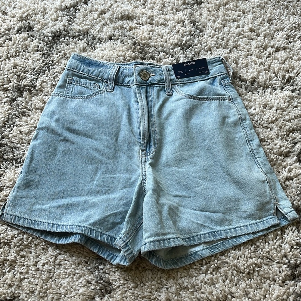 NWT Hollister 90s High Rise 5” inseam shorts - size 00 w24